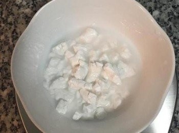 step2: 加入冷水，攪拌到完全溶化（純的葛粉很快就可溶於水）。