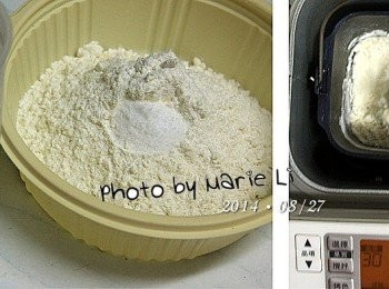 step3: 《製作主麵糰》

將所有材料全放進麵包機
和裡面已經發酵好的中種麵糰放一起
以 Mode30 《烏龍麵麵糰模式》攪打成主麵糰
機器一共只打 15分鐘 程序就結束了