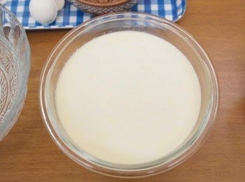 step5: 將擠乾的吉利丁片放入剛微波好的熱牛奶液中!!再度放入微波加熱30秒左右~~吉利丁片會完全融化!!