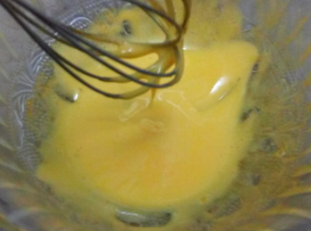 step5: 當加到六七十克油的時候，蛋黃糊已經濃稠而且攪起來有點費勁力的時候添加1小勺左右的白醋進去，攪拌均勻這時碗裡的醬會變得稀一些。