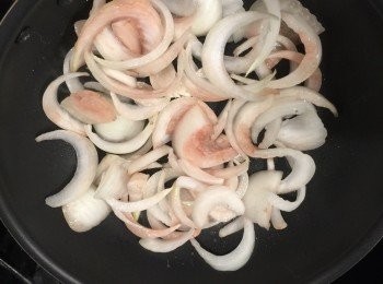step2: 洋蔥切絲，下油鍋爆香。