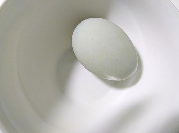 step1: 皮蛋置入碗中，放入電鍋，外鍋放一杯水蒸煮。