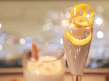 step7: 冷飲做法將蛋白發打至企身泡沫狀並與放回室溫既蛋奶酒拌勻加蜂蜜和顫酒再次拌均略作裝飾便可享用