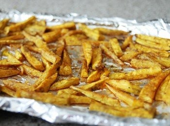 step3: 放入焗爐220度焗約25至30分鐘至地瓜全熟即成！（焗約15分鐘後， 將地瓜反轉另一邊再焗）