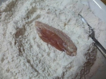 step5: 把已經醃了一晚上的雞翅取出 , 每一隻都均勻沾粉