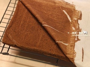 step10: 取出後倒扣在網架上，撕開烘焙紙後再蓋回，放涼。