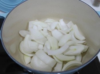 step1: 鍋中倒入少許的油爆香切開的洋蔥!!