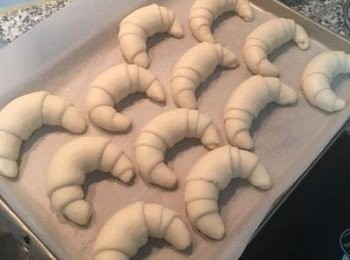 step10: 依續捲好後,用剩下的鹹奶油或另外用植物油刷在表面,並等候第二次發酵,約15-20分鐘,