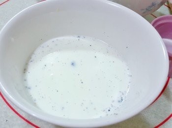step5: 香草莢加入鮮奶中拌勻。