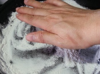 step1: 先將20g糯米粉用白鑊慢火炒熟待用(炒到用手感覺鑊熱,糯米粉熱即可,約3分鍾)