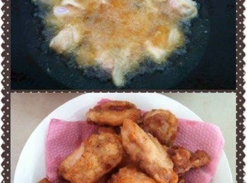 step2: 取出鍋加入適量的食油，將腌製好的雞塊，下鍋油炸至金黃色，盛起瀝幹油分。