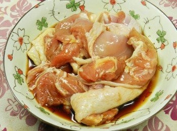 step2: 雞腿切塊，拌入米酒、醬油、糖備用