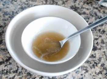 step2: 將魚膠粉與30毫升開水拌勻，然後放在一碗熱水內，令魚膠粉溶化。將魚膠粉加入煲內，拌勻