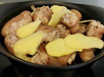 step5: 準備可入焗爐的煲，放入豬手，放上薑片