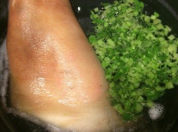 step1: 將鹹豬手洗淨出水備用