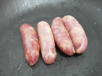 step3: 將香腸煎熟~~ 一般韓式飯捲是用熱狗啦...家裡有香腸就拿來用^^" 熟了之後一樣切成條狀!!!