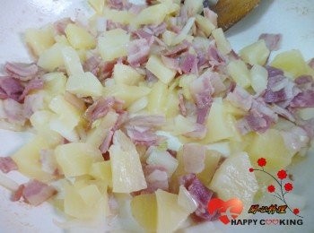 step3: 洋蔥切丁,與培根拌炒至5分熟關火加入鳳梨和玉米,依人口味調味