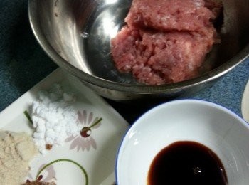 step2: 用醃肉料醃15分鐘備用