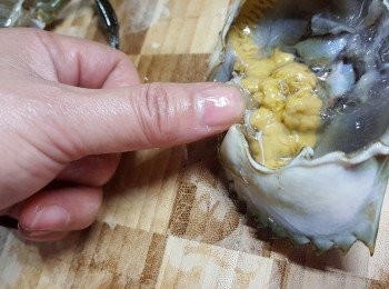 step9: 用手指公在蟹蓋頭中間部位按下,接斷此部位