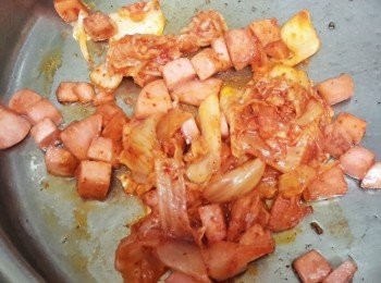 step2: 熱鍋下油，先炒洋蔥，然後下火腿炒一分鐘，再加泡菜