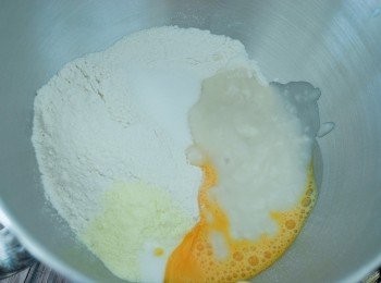 step2: 在一大碗內，將高筋麵粉、快速酵母、糖、鹽、蛋液、溶化無鹽牛油、牛奶和湯種拌勻成麵糰