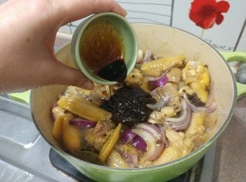 step8: 下所有調味料， 大火煮至滾起;  加入小茴籽粉及特級紅甜椒粉