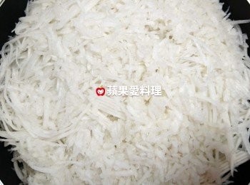 step7: 煮蘿蔔（2）：取出平底鍋，放入【蘿蔔絲、蘿蔔碎、350ml水】，蓋鍋蓋，開中火燜煮，至蘿蔔變軟（約20分鐘）。