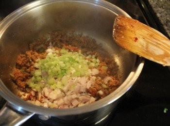 step3: 橄欖油炒小洋蔥及大蒜和芹菜至軟爛