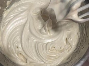 step9: 攪拌器抽起時蛋白硬挺即可。 烤箱預熱到160度。