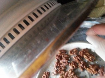 step3: 打開蓋噴上蜜糖再波2分鐘取出待涼