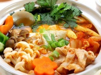 step9: 最後熄火前放入山茼蒿及蔥段即完成。用泡菜煮出的湯頭濃郁,結合了蛤蜊的鮮甜和蔬菜菇類的美味,豆腐及雞蛋吸滿了湯頭精華,熱呼呼的每一口都吃得好享受~~