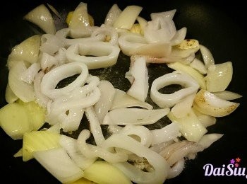 step4: 加入魷魚炒至半熟。