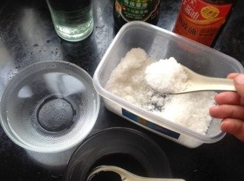 step7: 來調製醬料：生抽 3 調羹，老抽 2 調羹，冰糖 1 調羹，料酒或者花雕半調羹，清水一碗～