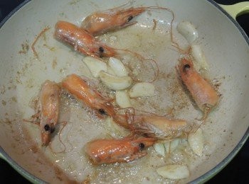 step2: 蒜頭切片。在鍋中下橄欖油，放入蒜片和蝦頭炒香，取出蝦頭留用。