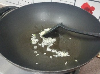 step2: 易潔鑊中火燒熱1湯匙油， 下蒜蓉爆一會
