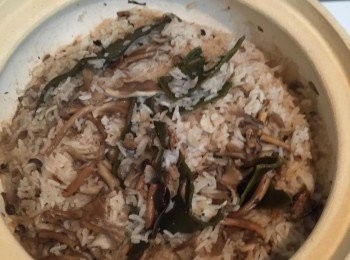 step2: 小火煮飯15-20分鐘，要小心別讓鍋底的飯燒焦，隨時開鍋攪拌