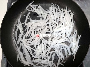 step3: 炒蘿蔔：取出平底鍋（我是用24cm小平底鍋），倒少許油，放蘿蔔絲，拌炒。