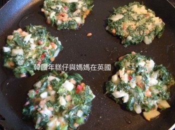 step7: 鑊下油燒熱，用湯匙放入適量的煎餅漿，煎至兩邊金黃。