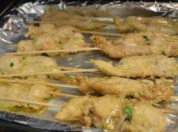 step4: 放入已預熱的烤箱以200ºC先烤 4分鐘，取出反轉再烤 3分鐘。