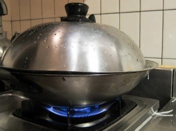 step5: 加入3碗水加鍋蓋悶爛，同時準備<span class="group_4">粉料</span>