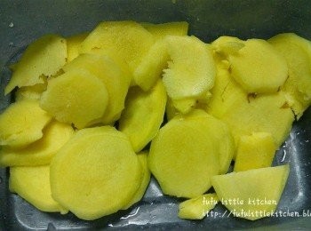 step1: 薑去皮，拍裂後切片。