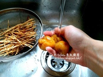 step2: 茅根用水沖一沖洗及瀝乾 , 蜜棗洗淨 , 粟米洗淨切段
