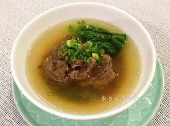 step7: 取出牛肉切片，湯碗中先放入白菜，再擺上切片的牛肉，用濾網將牛肉湯濾到湯碗中，最後放些蔥花即可。