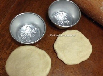 step1: 將冷凍<span class="group_1">派皮</span>解凍，<span class="group_1">派皮</span>桿開，分成模型杯的數量，桿成的面積要比模型杯大。(烤了之後<span class="group_1">派皮</span>會縮水...所以要更大)