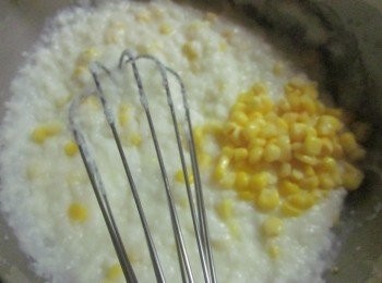 step1: 鮮奶300cc加入砂糖煮熱.另外將250cc的鮮奶加玉米粉攪拌均勻(想吃軟一點的口感可再增加50cc的牛奶).,並徐徐倒入鍋中,邊拌邊攪,至濃稠紋路清晰可見時熄火,再加上玉米粒拌勻