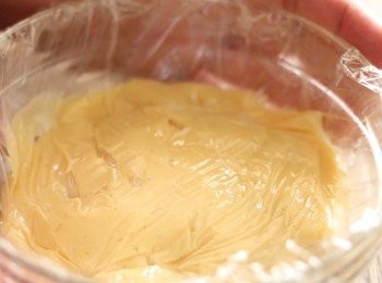 step9: 把吉士醬倒入碗中，以保鮮紙貼著吉士醬表面包好，放入雪櫃中備用。