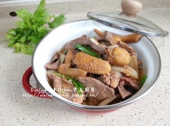 step8: 將材料放入細煲內 , 加入芹菜葉裝飾即可