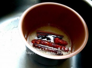 step7: 放入電飯煲內加入適量水 , 放入臘肉 , 潤腸 , 臘腸 , 按製待煮熟