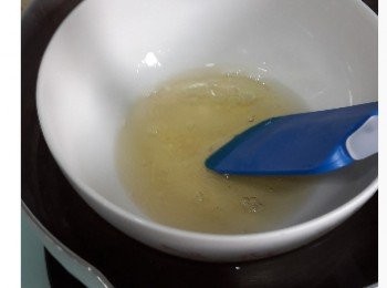 step2: 魚膠片用凍食水浸軟，搾乾水備用。