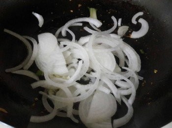 step4: 同一鍋子再下一湯匙油燒熱 , 洋蔥絲加入炒至香味出來